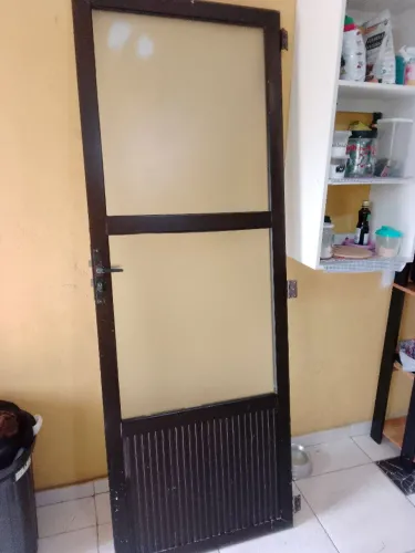 Porta de alumínio com 2 folha de vidro altura 2,04 largura 0,75 em ótimo estado