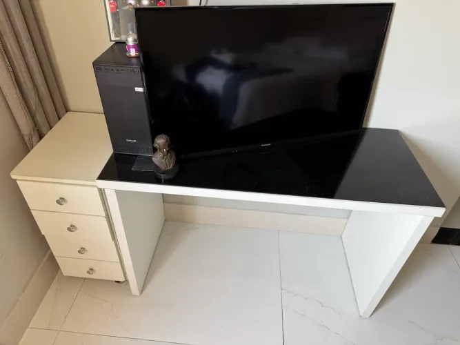Mesa com gavetas 