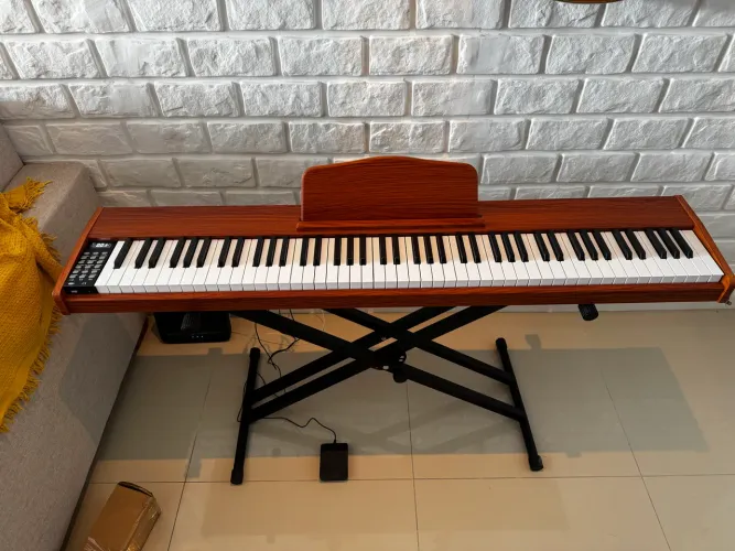 Piano Digital  88 teclas Bivolt C/Pedal Elétrico Marrom