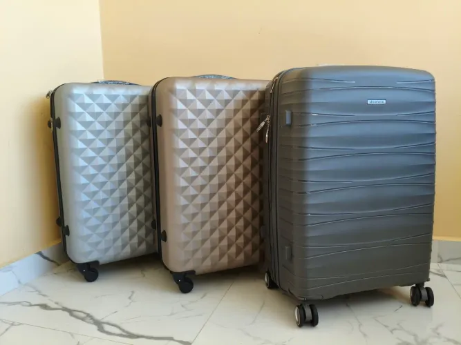 Mala de viagem de 23 kilos  simples de ótima qualidade e praticidade. 