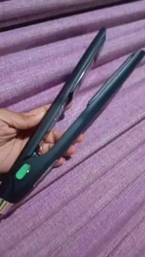 Prancha de cabelo Fashion Gold  ela alcança até 250°C sua placa de Titânio profissional 