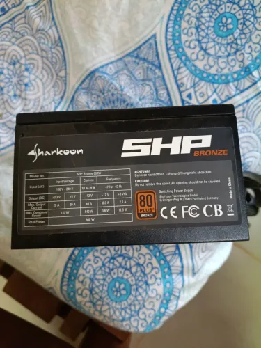Fonte 600 watts Sharkoon