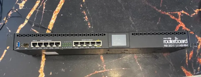 Roteador MikroTik RB3011UiAS-RM