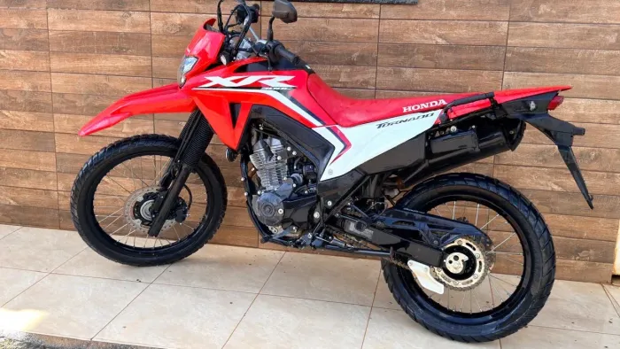 Vendo tornado 300 com 4 mil km nova, sem detalhes!!! Zera!!