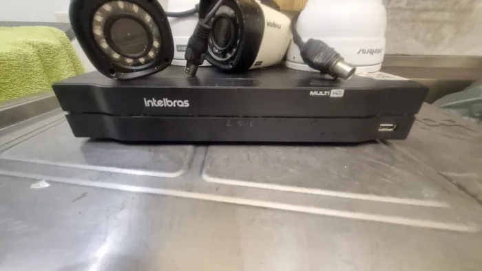 DVR Intelbras com 4 canais e 4 câmeras