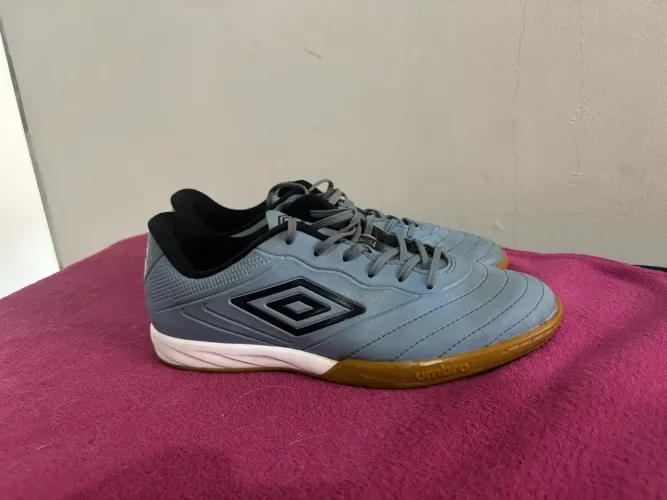 VENDO CHUTEIRA UMBRO TAM. 40-41