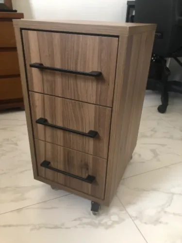 Mesa de cabeceira madeira com 3 gavetas e puxadores pretos novíssimo 