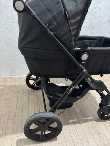Carrinho de bebê e bebê conforto