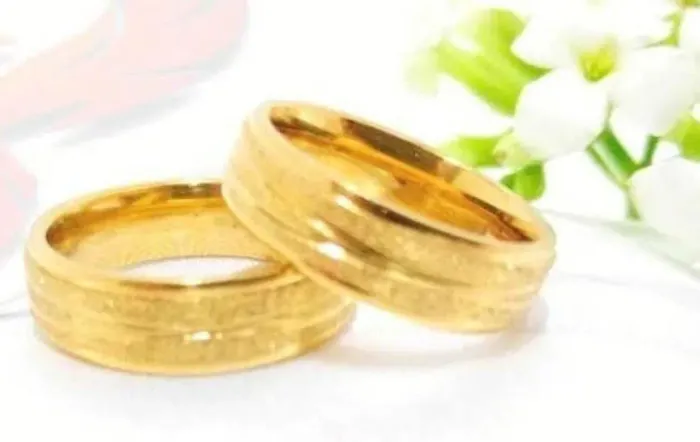 Vendo lote de +2500 unidades de lindas alianças de material hipoalergênico 