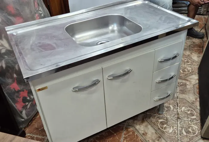 GABINETE E PIA INOX COM e GAVETAS . MEDIDAS 1 METRO . GABINETE É AÉREO