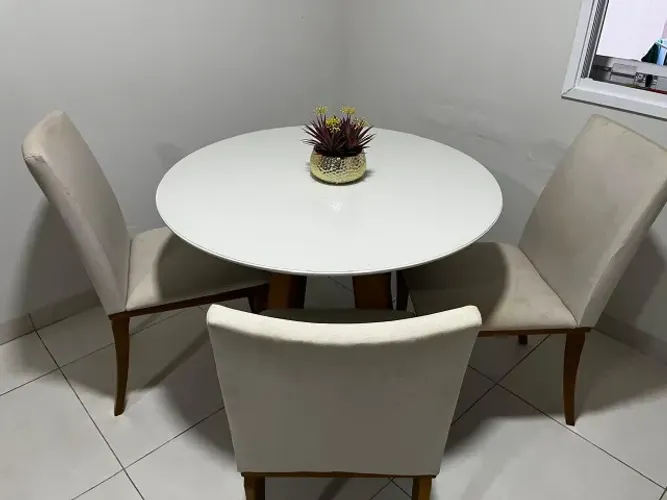 MESA DE MADEIRA COM TAMPO DE VIDRO E 3 CADEIRAS ITÁLIA