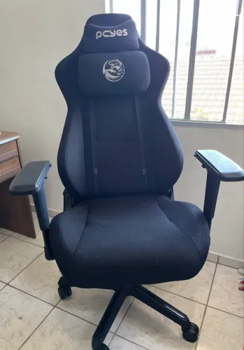 Cadeira Gamer PCYES pouco tempo de uso, ótimo estado e com regulagem de acento e de braço!