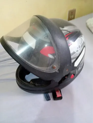 Vende-se 2 capacetes com preço de 1