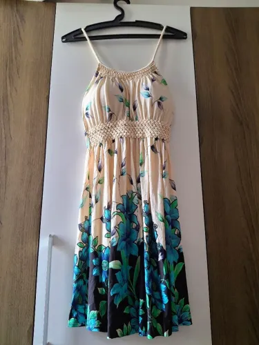 Vestido bege com estampa azul, usado 1 vez, com sutiã de bojo, tamanho p.