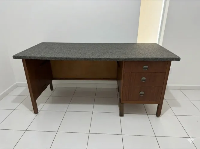Linda Mesa de Madeira de verdade ?