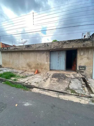 CASA RESIDÊNCIAL COM 02 VAGAS DE GARAGEM NO BAIRRO SÃO JOÃO.