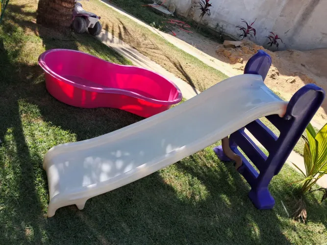 Escorregador e piscina infantil