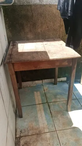 Vende- se mesa de madeira $ 100