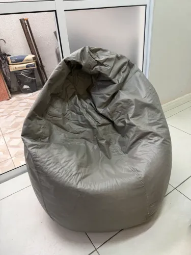 Puff pera cinza com couro sintético 