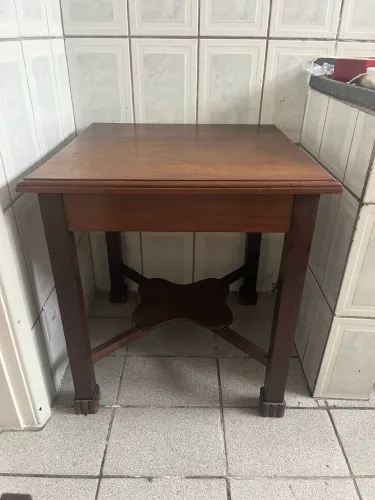 Mesa quadrada de madeira maçiça