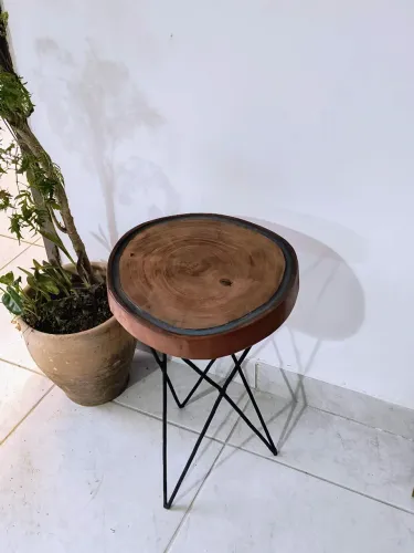 Mesinha de canto de madeira pura com detalhes em resina azul e pé de ferro trançado linda