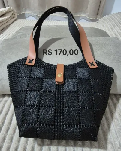Bolsas de alças tipo couro sintético,  bordada em tela.