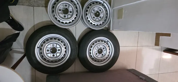 Vendo Jogo de Rodas com 2 Pneus e 2 Câmeras semi novas para FUSCA
