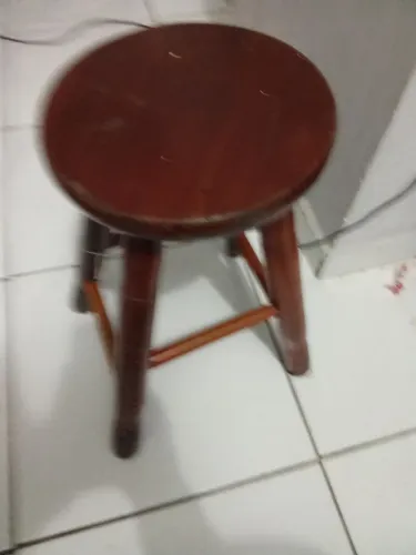 Banquinho de madeira