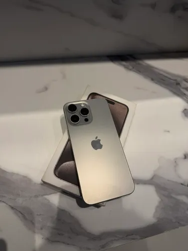 iPhone 15 Pro Max (256 GB) 81% bateria