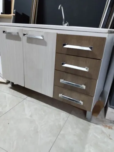 Gabinete com pia e torneira