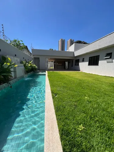 Casa com 4 suites, piscina, varanda gourmet com churrasqueira, quintal, 4 vagas no Jardim 