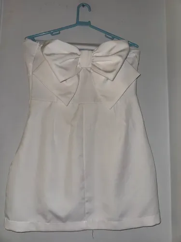 Vestido Branco Minimalista + Laço Impacto nas Costas 