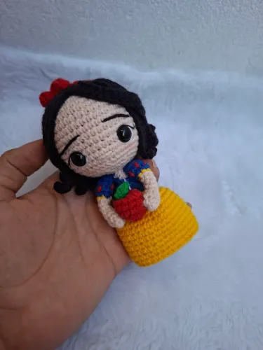 Boneca branca de neve amigurumi crochê