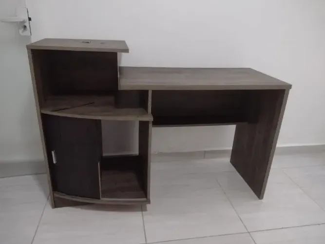 Escrivaninha em MDF com compartimento para CPU - 1,30m x 0,93m