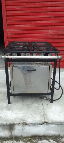Fogão industrial 4 bocas com forno.