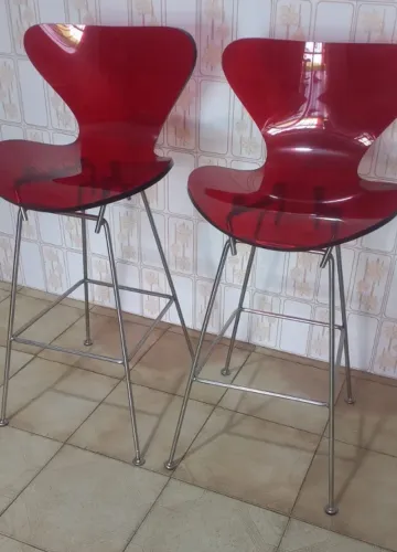Vendo 2 banquetas em acrílico  grosso com pés  de inox em ótimo estado valor 500,00