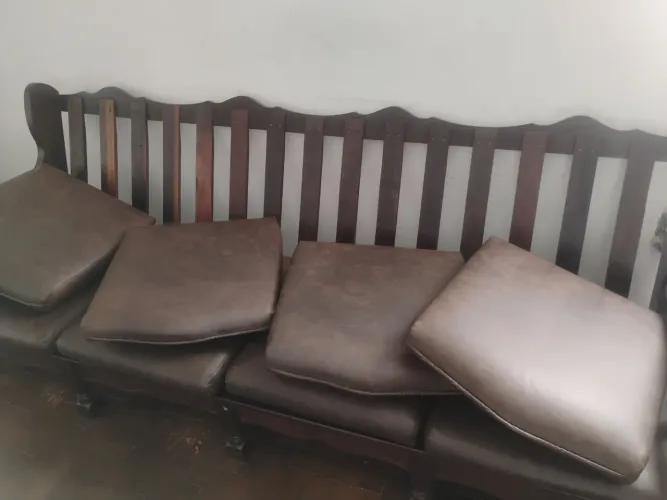 Vendo jogo de sofá completo de madeira com almofadas de couro