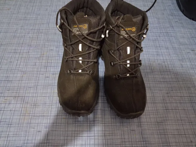 Botas usadas apenas uma vez