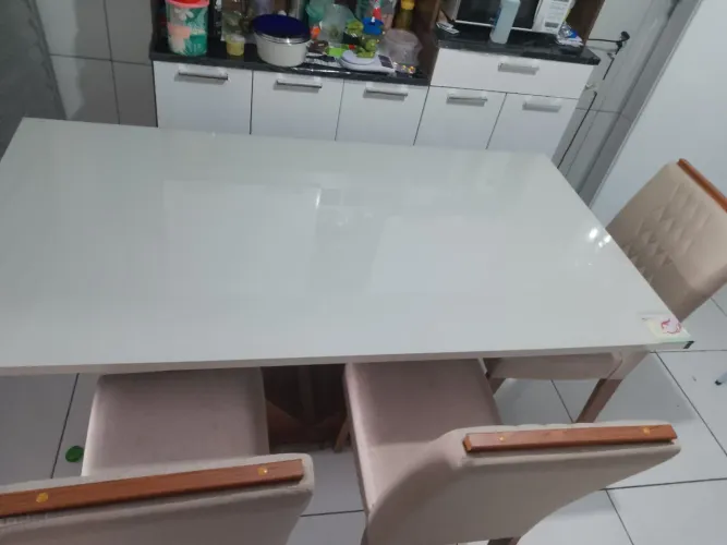 Mesa tampa de vidro base de madeira