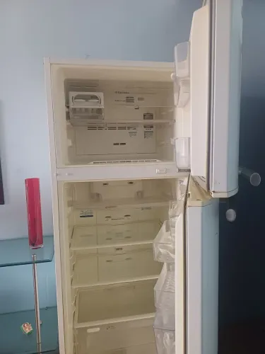 Geladeira Electrolux duplex com defeito, funciona so em cima boa para tirar peças. 