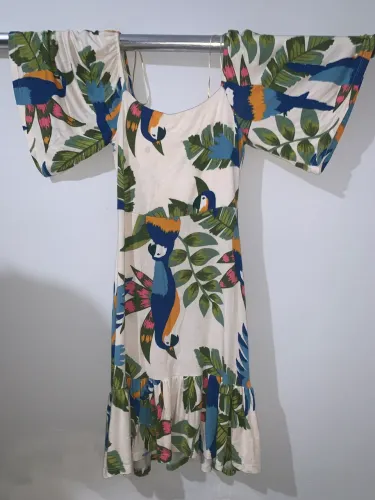 vestido com desenhos de tucano 