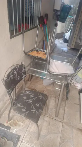 Vendo 2 meses uma com 6 cadeiras uma com 4 cadeiras e uma aparadeira