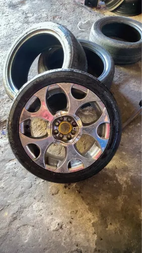 Vendo jogo de roda universal aro 17já com Pneus.