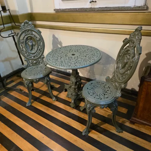 Móveis de jardim, conjunto mesa e par de cadeiras ferro fundido
