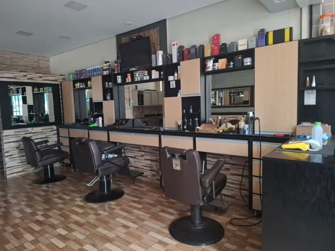 BARBEARIA MONTADA TODA NOS MÓVEIS PLANEJADOS COM 3 CADEIRAS ? ? ? COM AR CONDICIONADOR