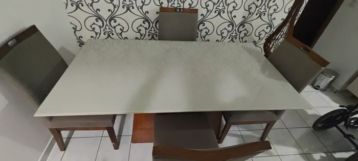 Vendo mesa de jantar com 4 cadeiras