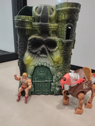 Castelo de Grayskull + boneco He-man + cavalo Stridor cavalo S
