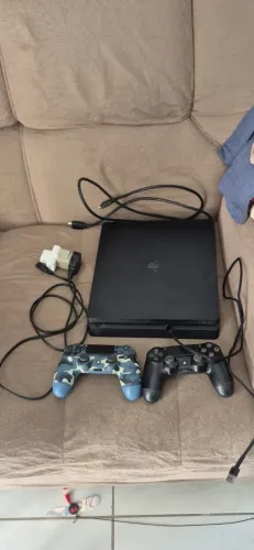 PS4 Slim 500GB + 2 Controles + 11 Jogos (God of War Ragnarök, TLOU 2, RE2 e outros)