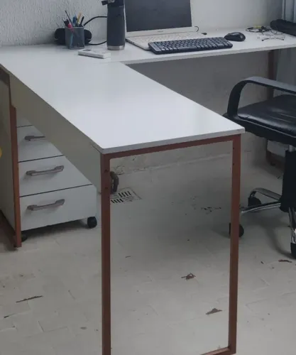 Mesa de Escritório/Consultório sem Gaveteiro - R$ 100