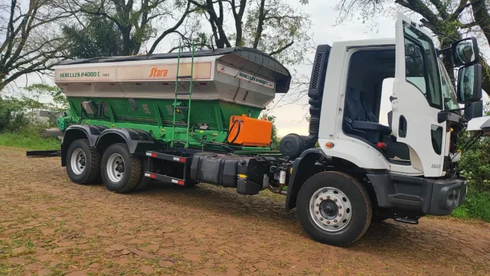 Ford cargo com distribuidor de calcário
